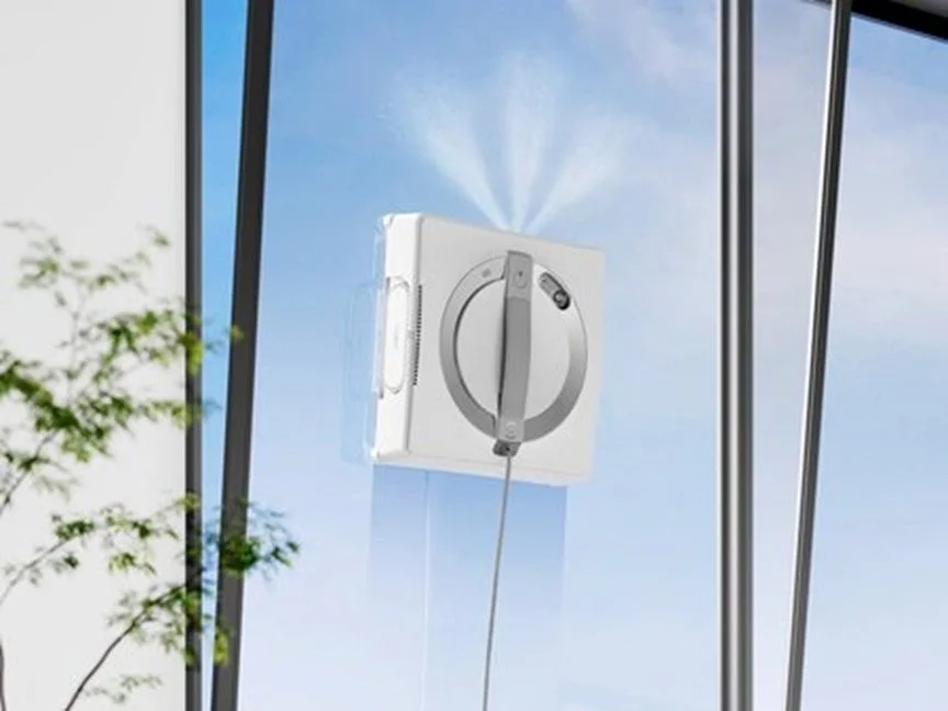 WINBOT W2 OMNIが窓を清掃、水噴射