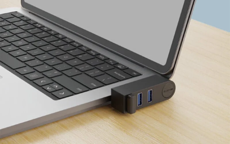ノートパソコンに接続されたUSBハブ