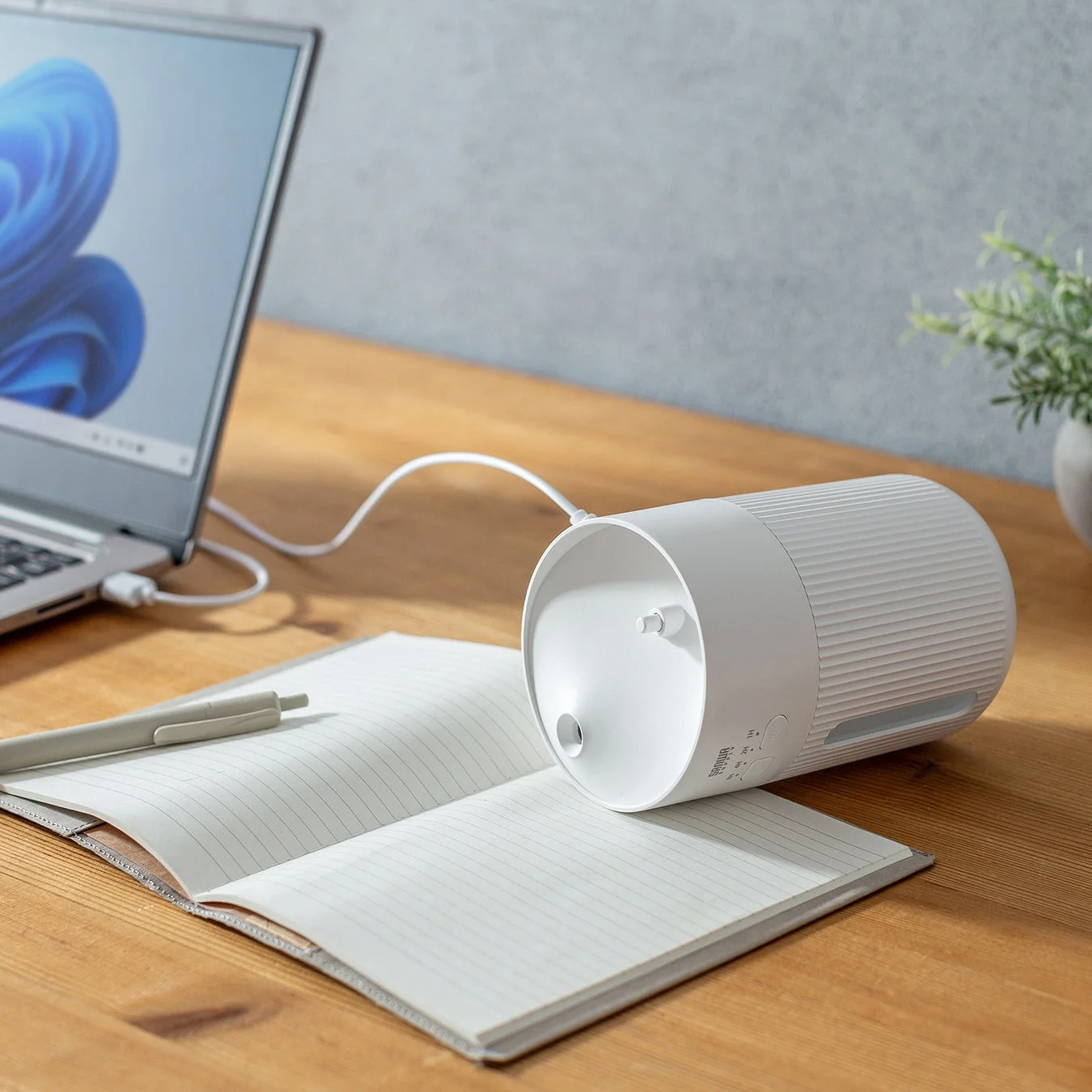 デスクに置かれた加湿器とノートパソコン