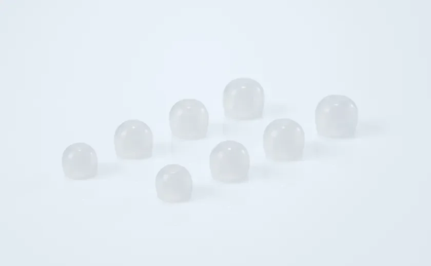 白い背景に、半透明で丸い形状の物体が複数散らばっている様子を捉えた画像