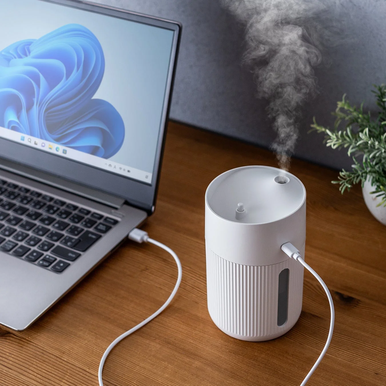 加湿器とノートパソコン