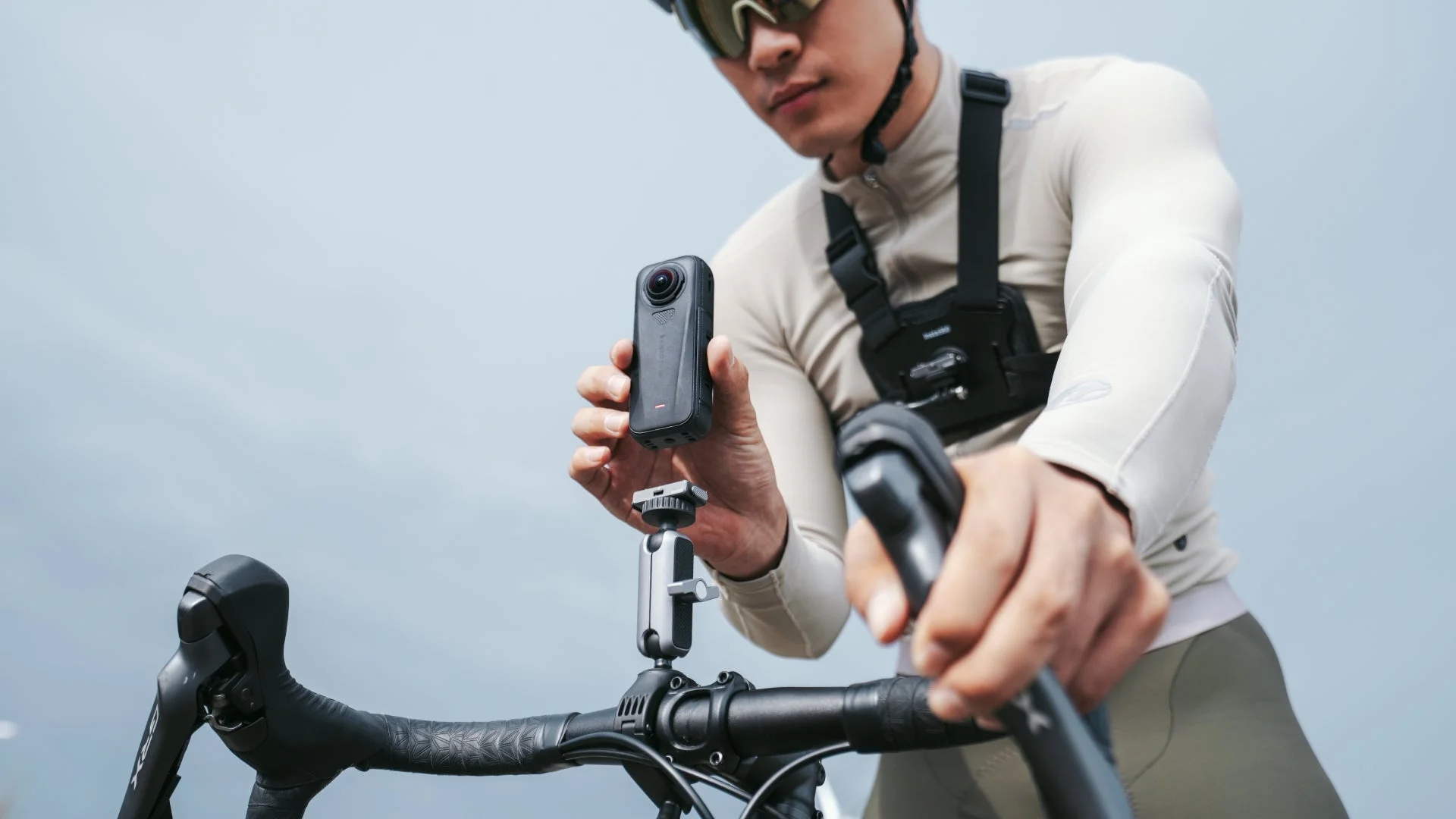 自転車のハンドルバーに取り付けられたInsta360アクションカメラ