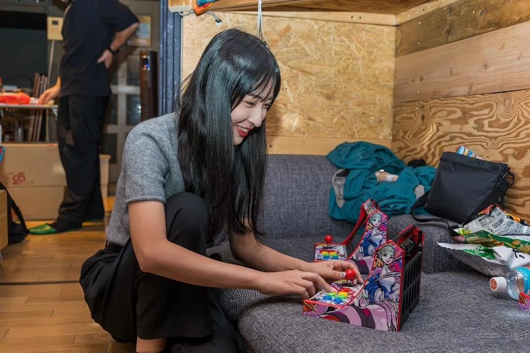 笑顔でゲームを楽しむ女性