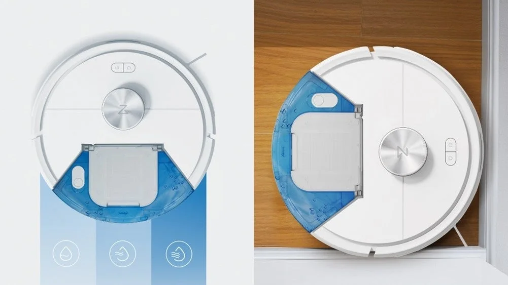 白い円形のロボット掃除機が2台並べられた画像です。左側は水タンクと3段階の水量設定が示されており、モップ機能があることを示唆しています。右側は木製の床に置かれたロボット掃除機で、コンパクトなデザインとスマートな清掃機能が強調されています。