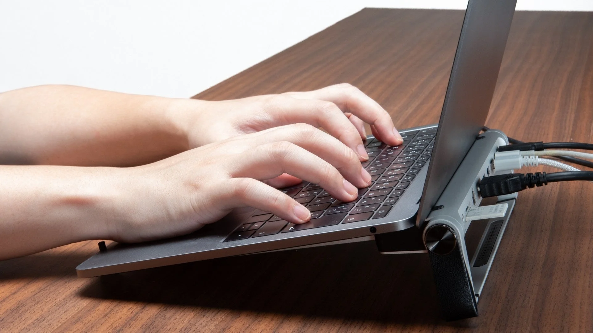 ノートパソコンとスタンド