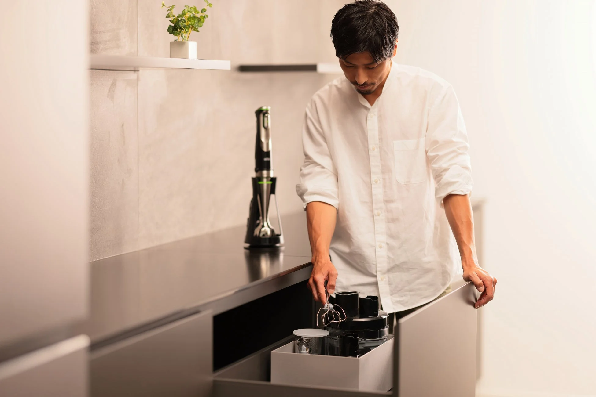 男性がアタッチメントを取り出している画像