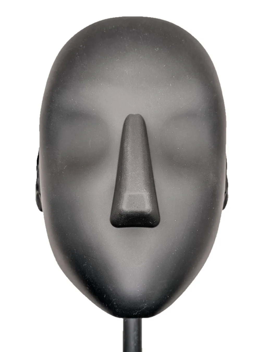 黒いマネキンヘッドに装着されたフェイスマスクの試作品