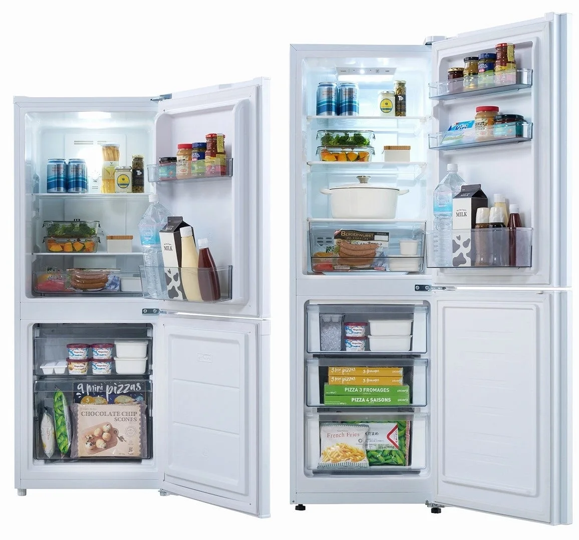 扉が開いた白い冷蔵庫が2台並んでおり、冷蔵室と冷凍室に様々な食品や飲料が整理されて収納されている様子が写っています。