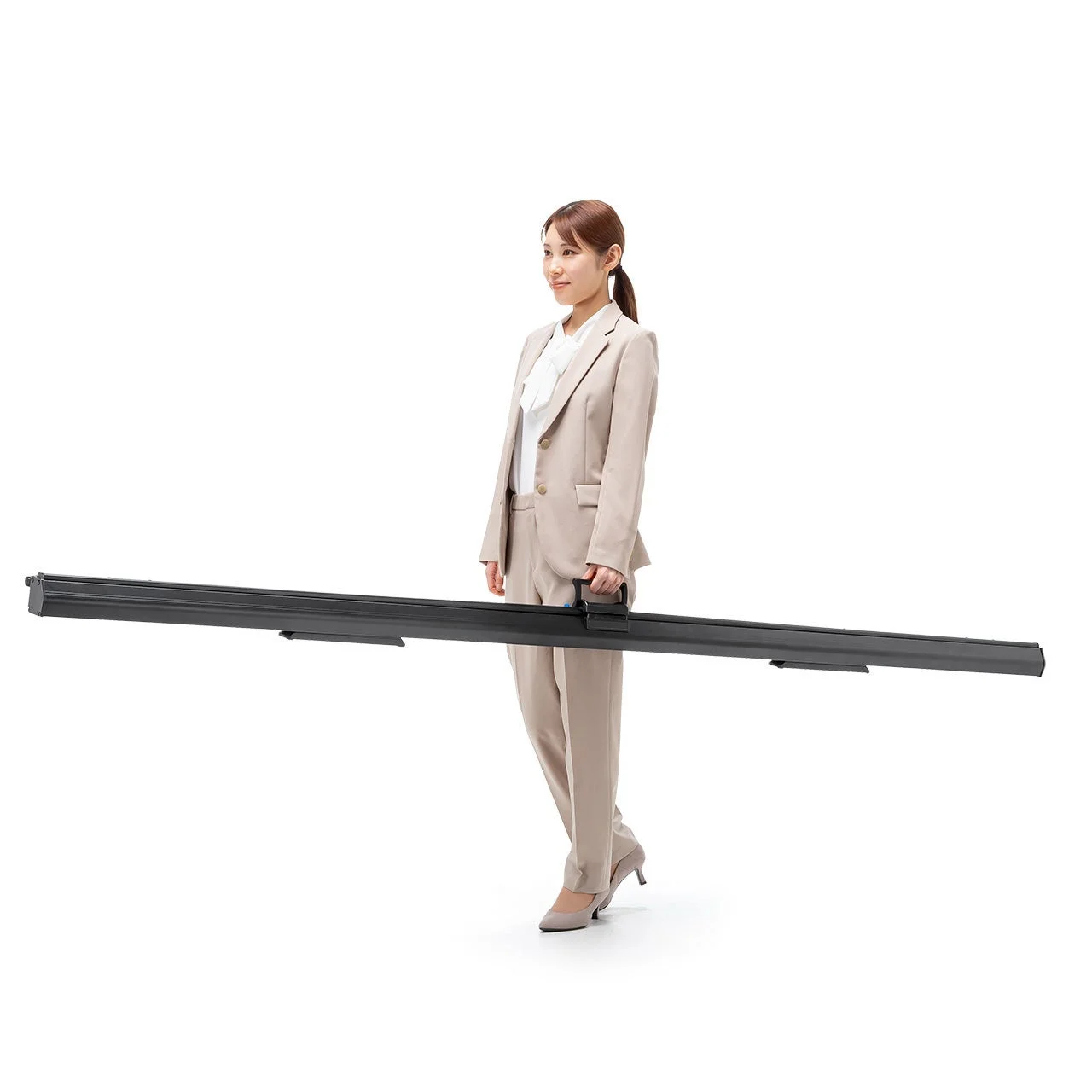 女性がプロジェクタースクリーンのケースを運ぶ