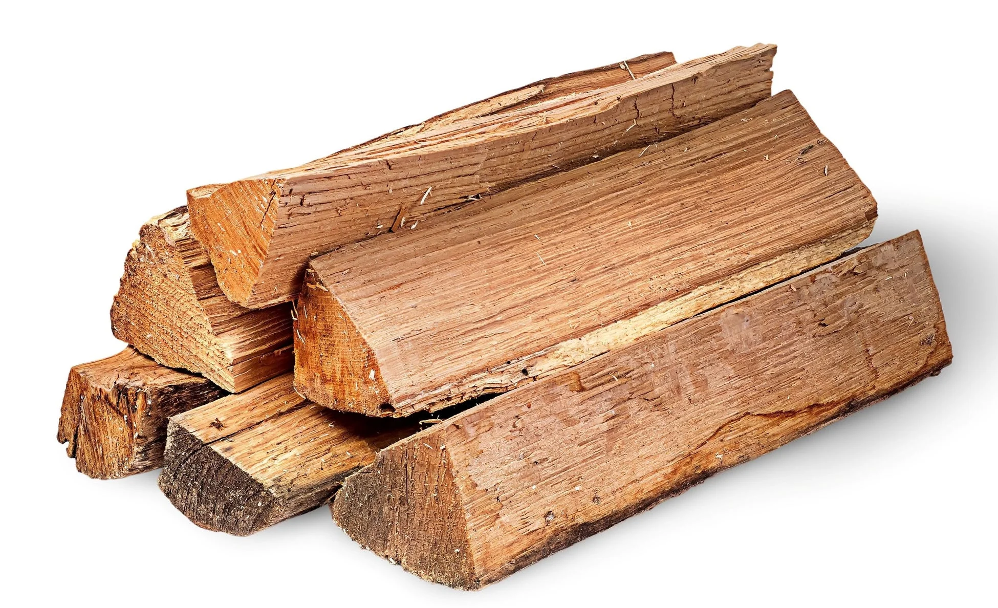 白い背景に積み重ねられた割り木が写っています