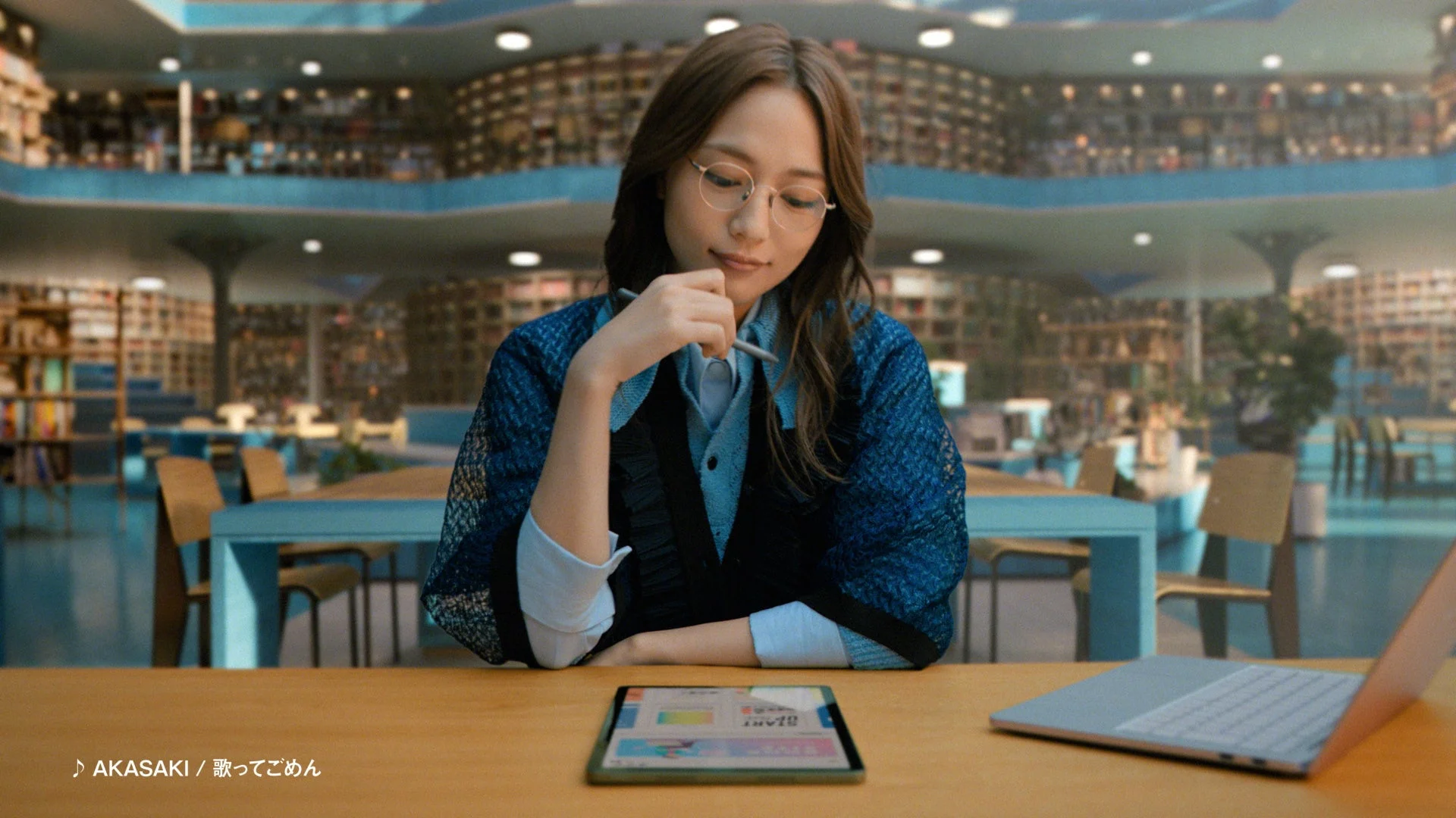 図書館でタブレットを使う川口春奈さん