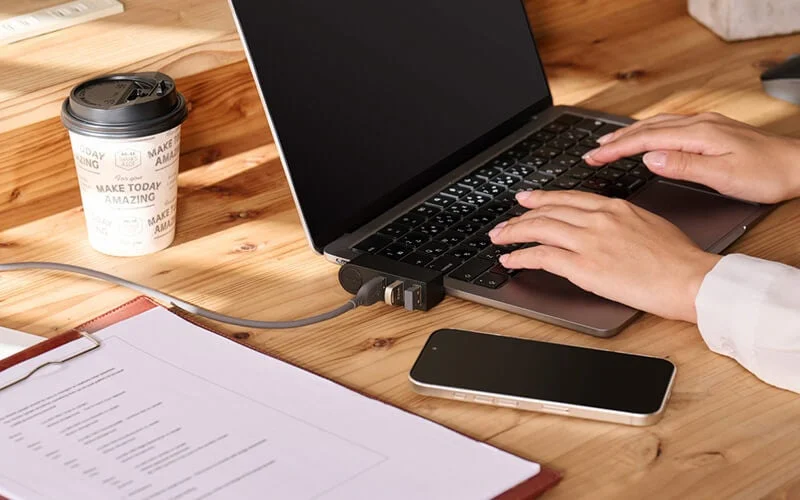 デスクで使用されるUSBハブ