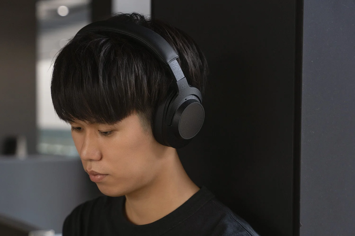 ヘッドホンを装着した男性