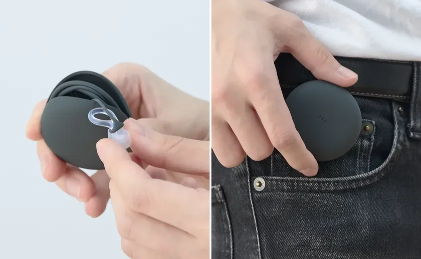 イヤホンをコンパクトに収納できる丸型のケースを、手に持ってコードをまとめている様子と、ジーンズのポケットに入れている様子