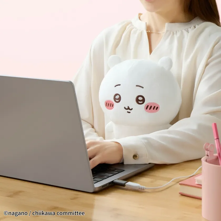 ちいかわがあったかぬいぐるみとしてデスクワークに寄り添うイメージ