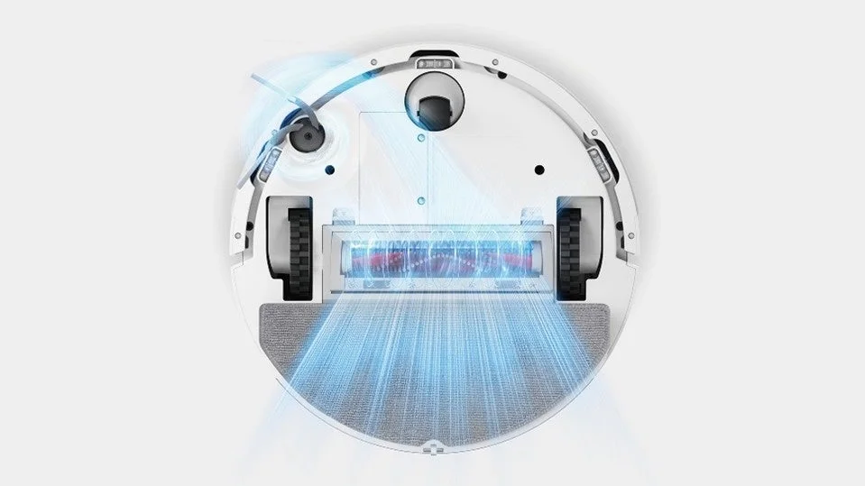 白い背景にロボット掃除機の底面が写っています。メインブラシとサイドブラシが見え、青い光のエフェクトが清掃動作や吸引力を示唆しています。