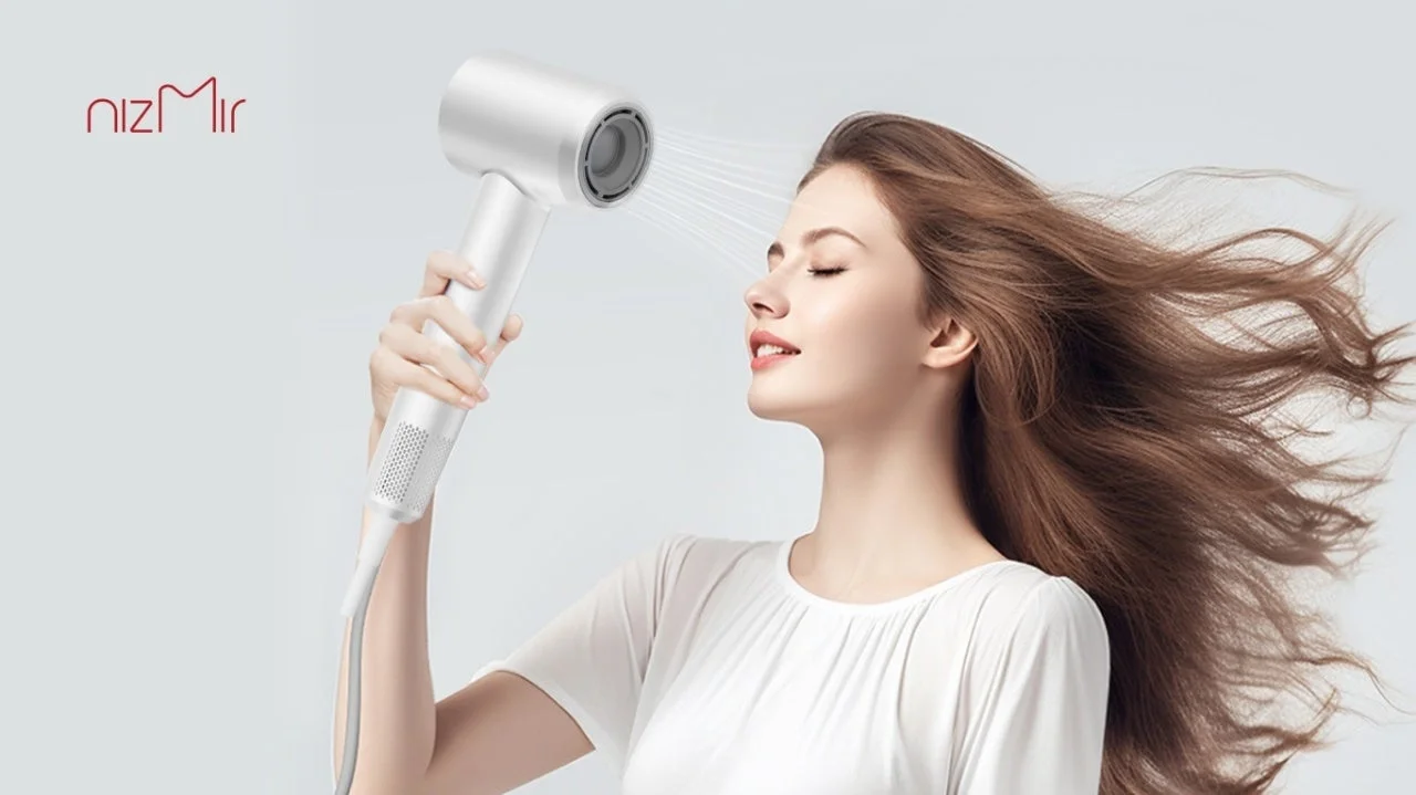 ドライヤーを使用する女性