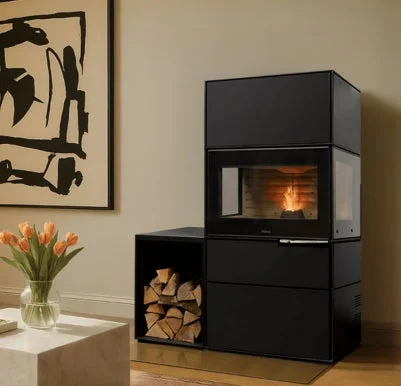 モダンなリビングルームに設置された黒い暖炉が印象的です