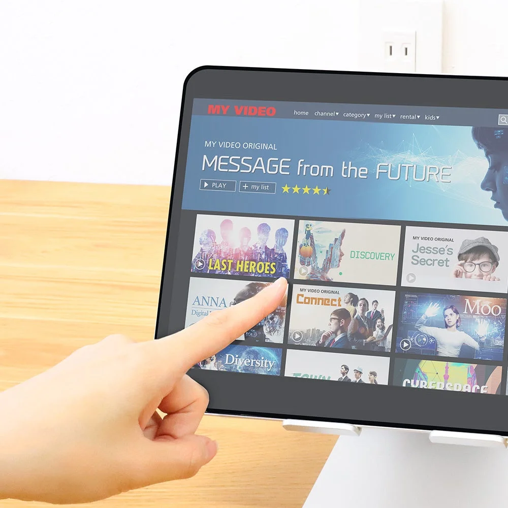 タブレット端末で動画配信サービス「MY VIDEO」を視聴している様子