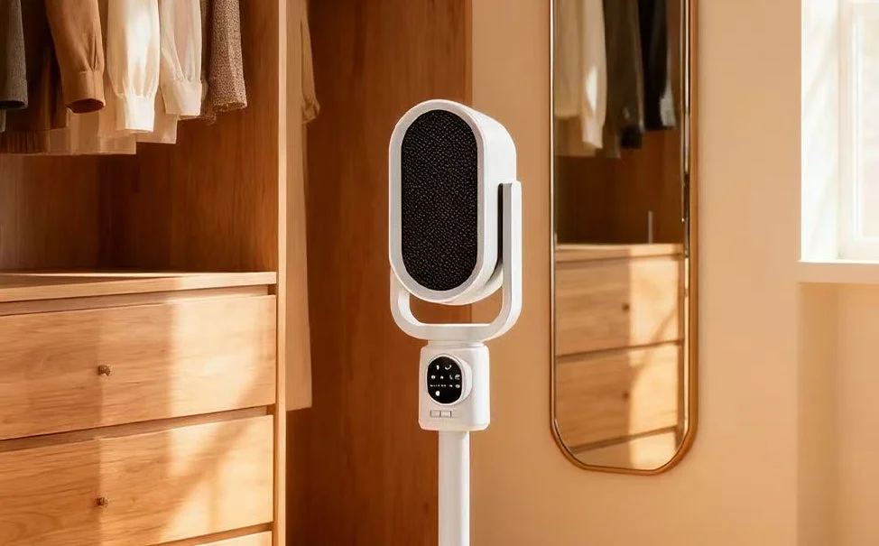 木製のクローゼットと鏡のある明るい部屋に、白いモダンなデザインの家電製品が置かれています。窓から自然光が差し込み、すっきりと整頓された快適な空間の様子が伺えます。