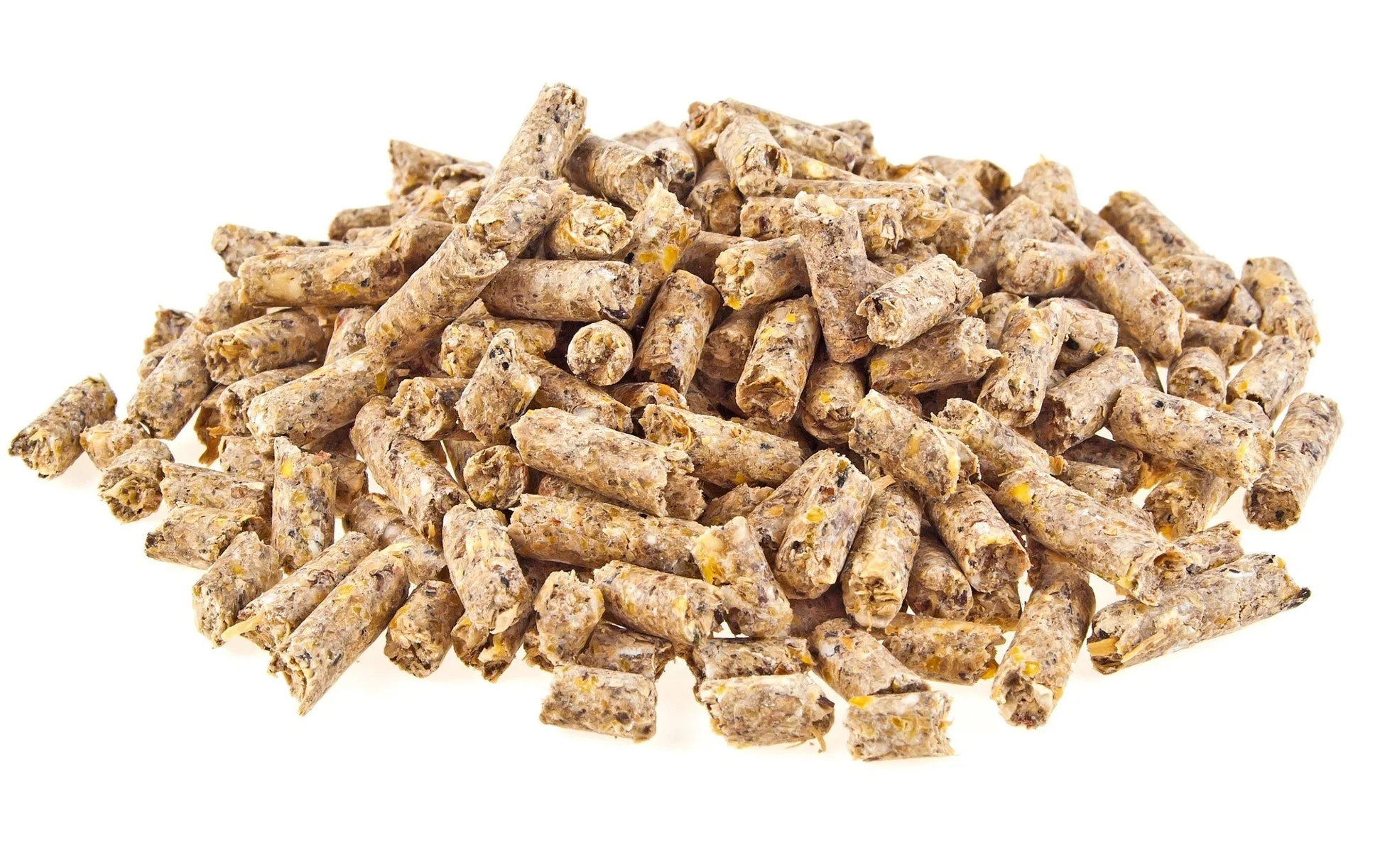 白い背景に山積みにされた茶色の飼料ペレットが写っています