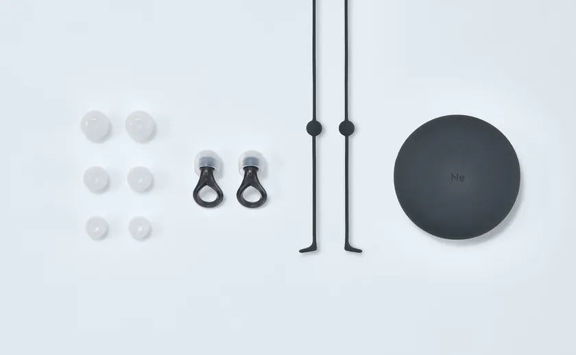 白い背景に、ワイヤレスイヤホン本体、サイズの異なるイヤーチップ、充電ケーブル、そして「Ne」のロゴが入った丸い充電ケースが整然と配置されています