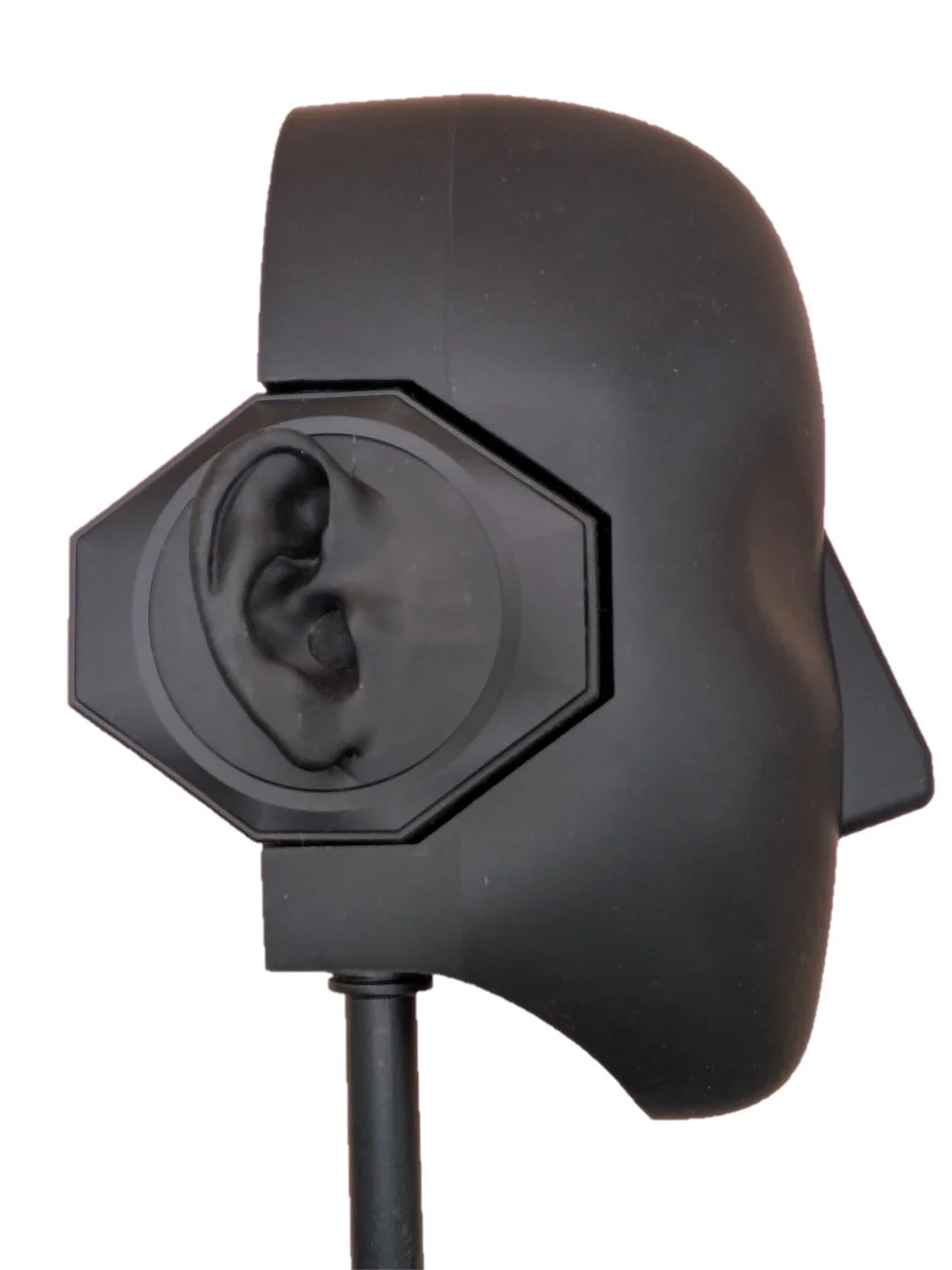 耳の模型が取り付けられたマネキンヘッドに装着されたフェイスマスク