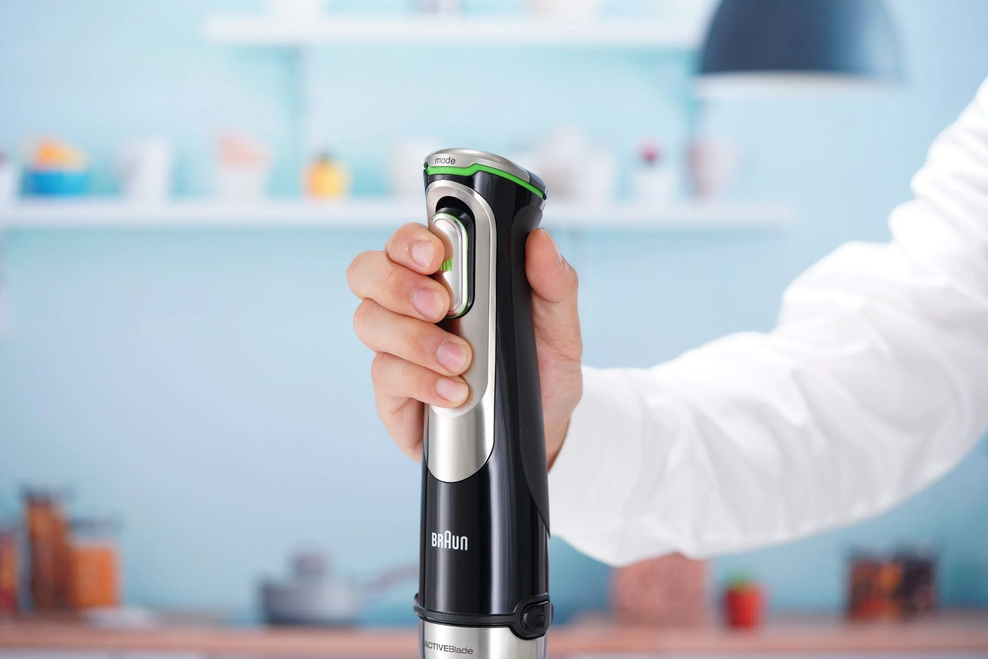 手がハンドブレンダーを握っている様子