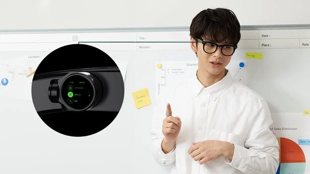 プレゼンテーション中にHalliday AIグラスを着用する男性と表示される情報