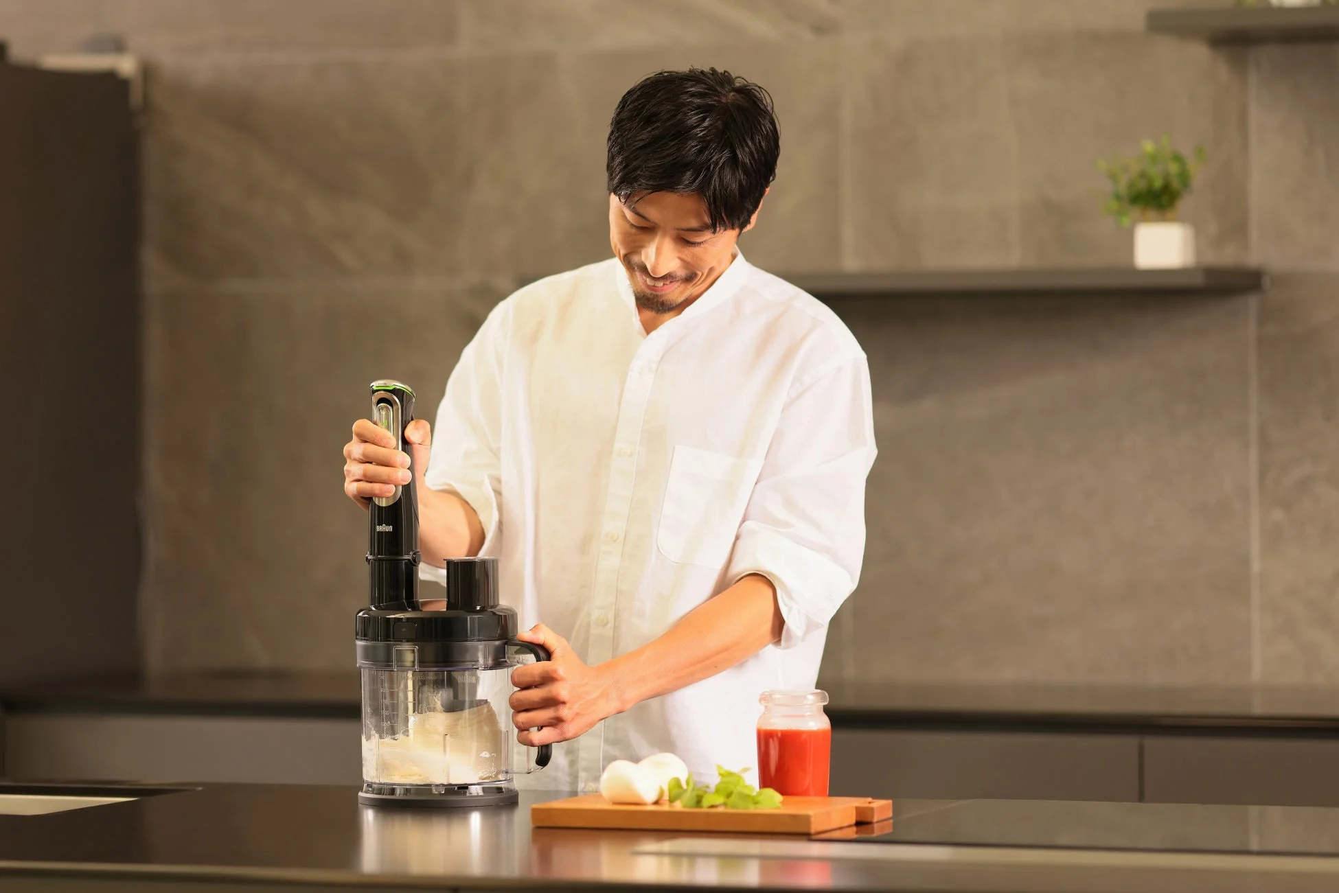 男性がブレンダーで食材を準備している画像