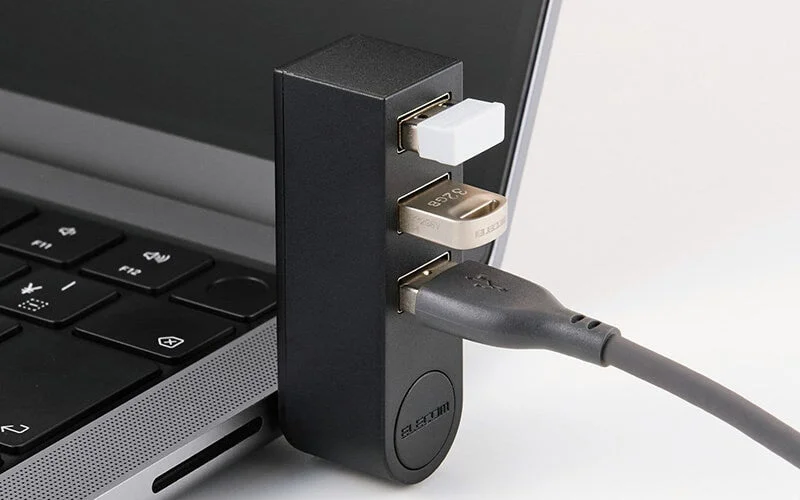 USBハブに接続された複数のデバイス