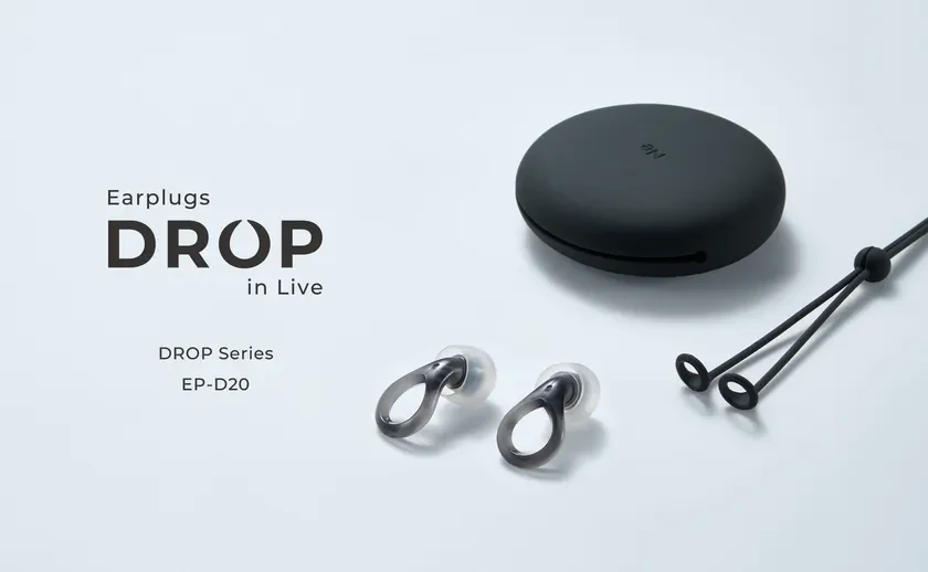 白い背景に、黒いケースに入った「DROP in Live」シリーズの耳栓(EP-D20)2つと、首掛け用のストラップが並べられている