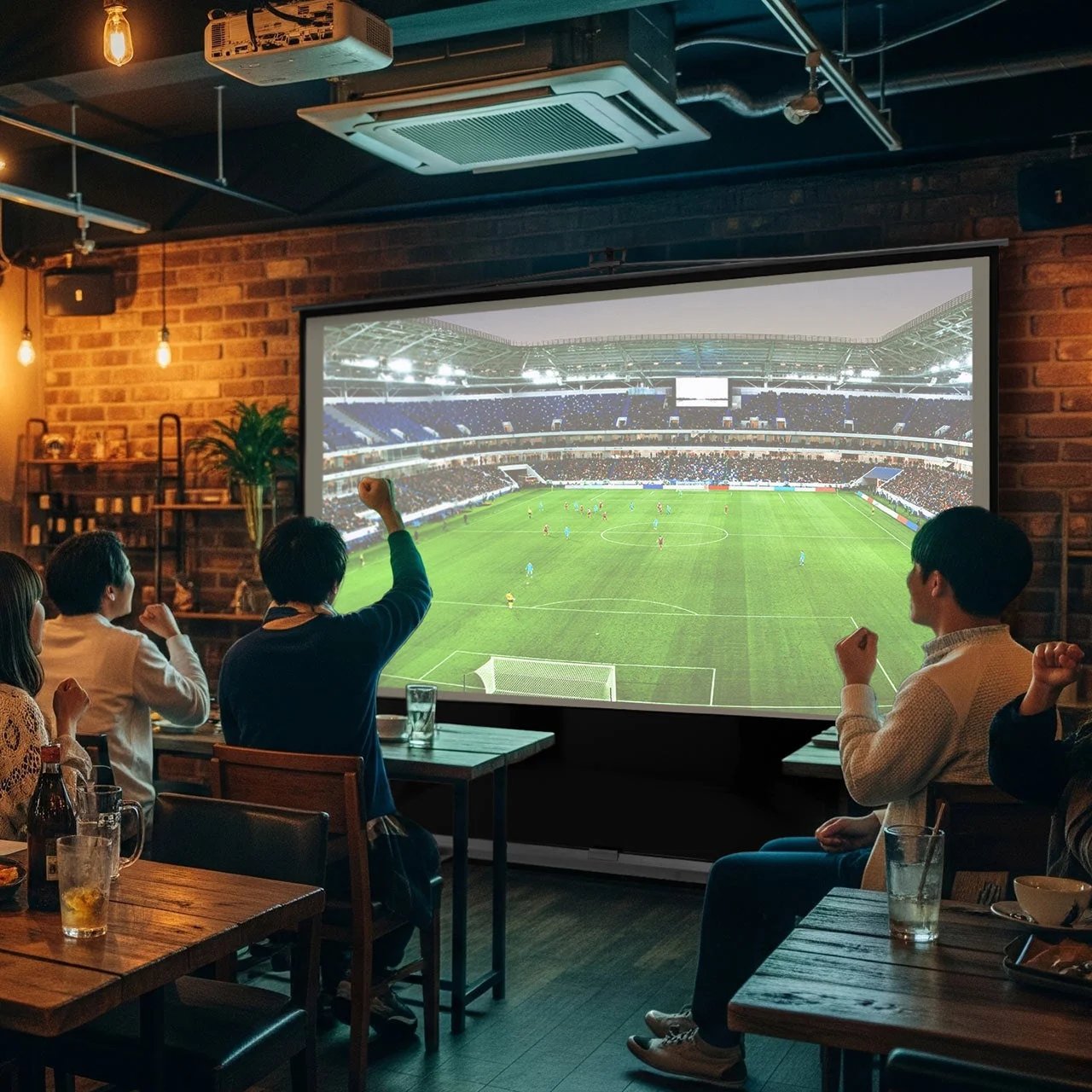 サッカー観戦を楽しむ人々