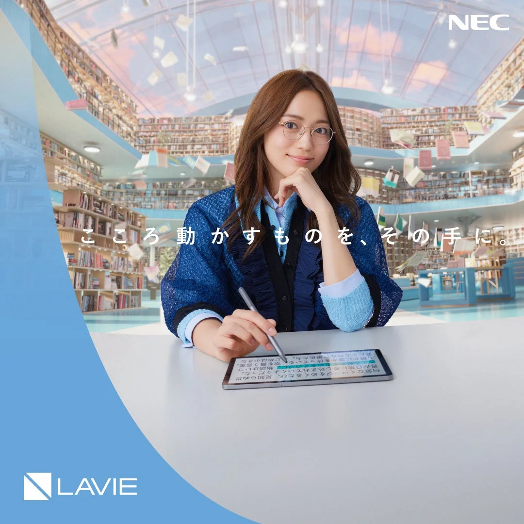 タブレットを手に笑顔の川口春奈さん