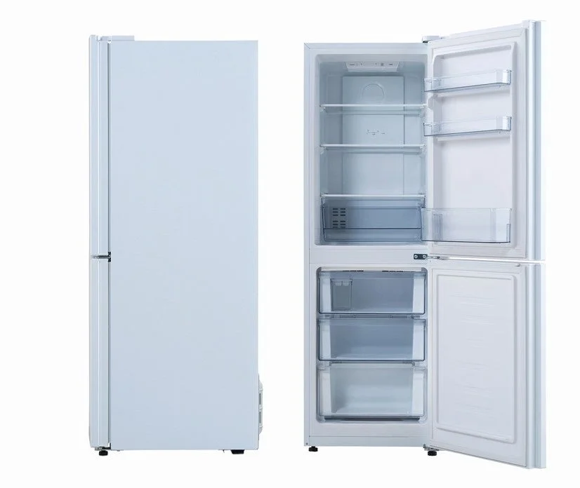 白い冷蔵庫が閉じた状態と開いた状態の両方で写されており、開いた状態では内部の棚や引き出しが見えます。シンプルなデザインの家庭用電化製品です。