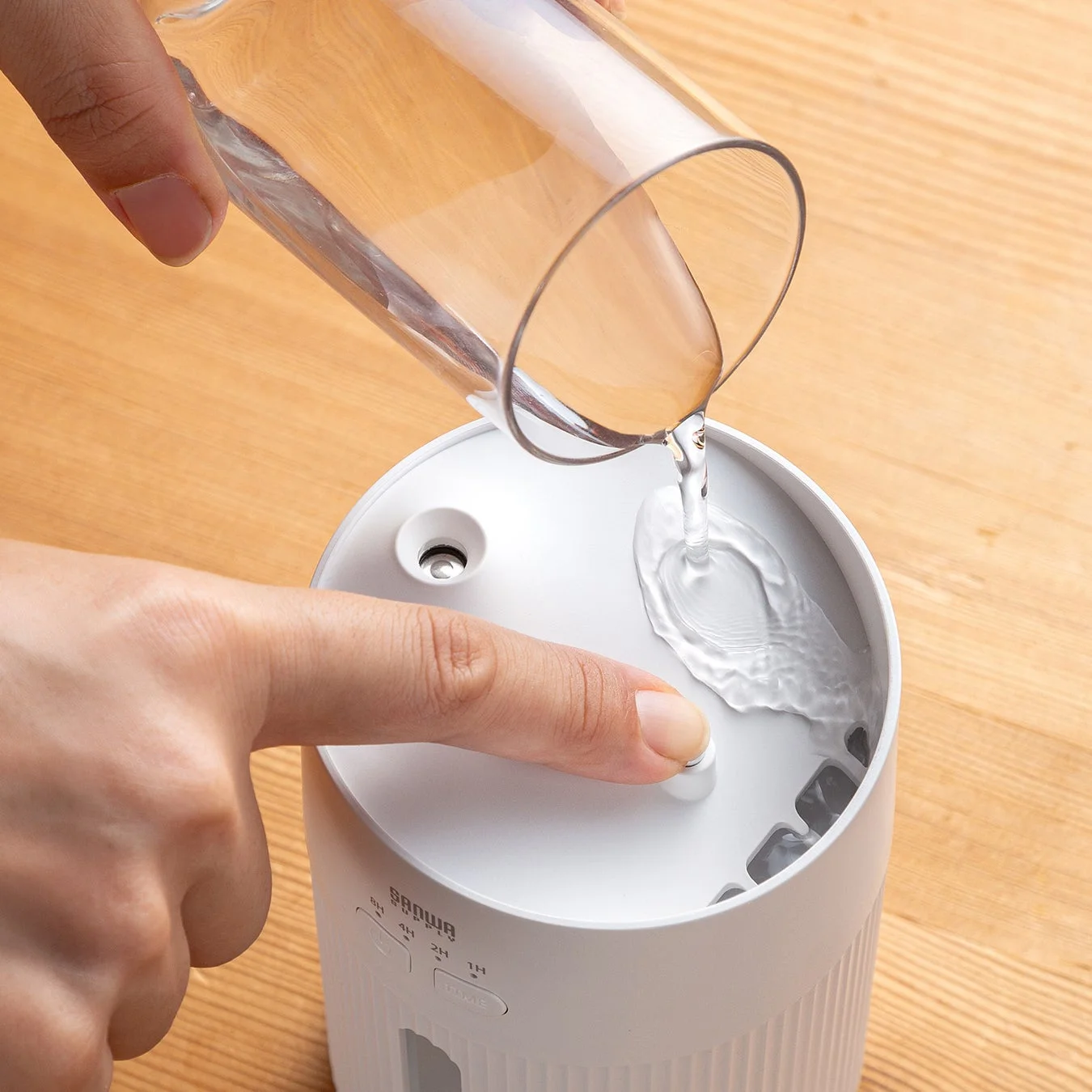 加湿器に水を注ぐ様子