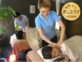 施術中のセラピスト