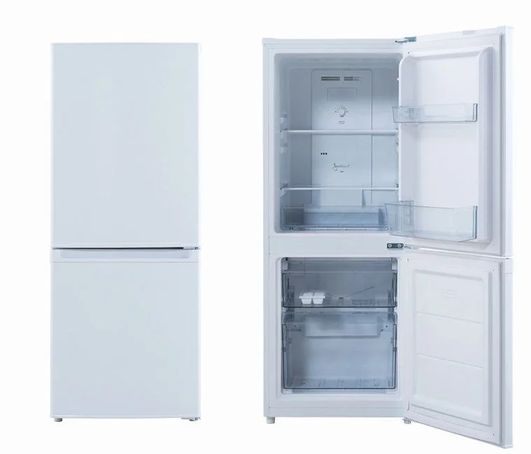 白い2ドア冷蔵庫の全体像と、扉を開けた内部構造を写した写真です。上部が冷蔵室、下部が冷凍室になっており、収納スペースがよく分かります。