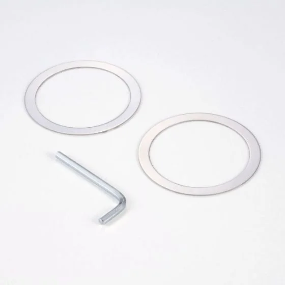 白背景に、銀色の円形リングが2つとL字型の六角レンチが1つ置かれている画像