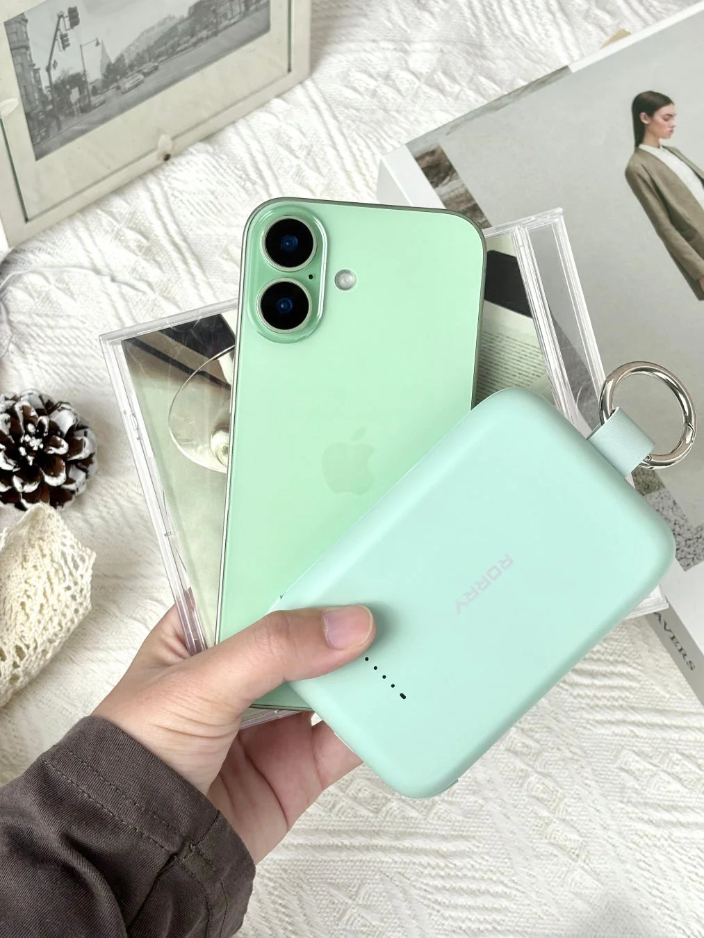ミントグリーンのiPhoneと、同じ色のコンパクトなモバイルバッテリー