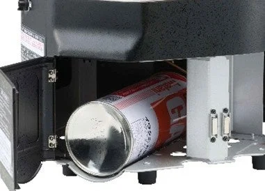 カセットガスをセットする様子