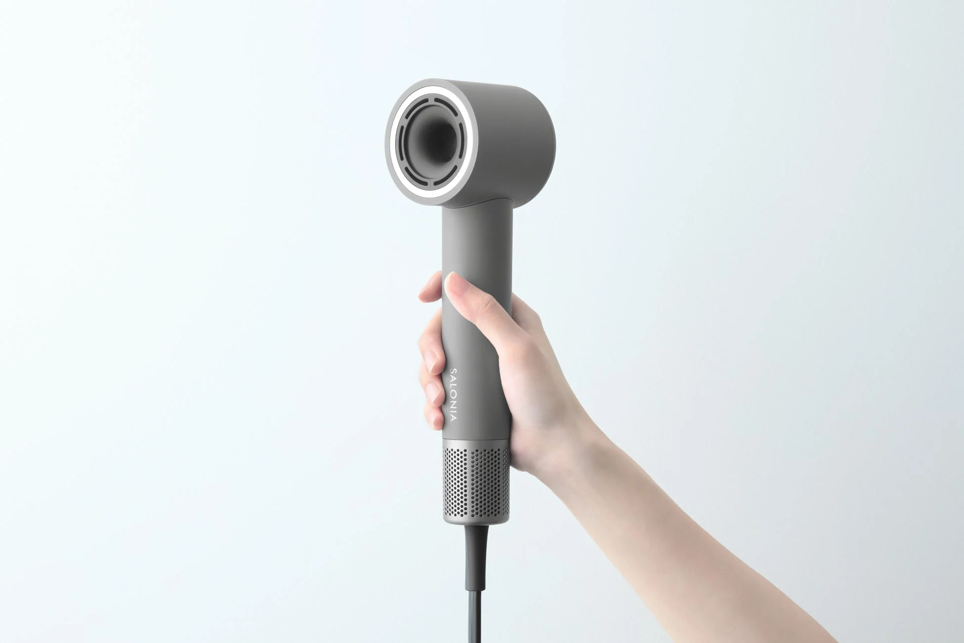 手がヘアドライヤーを握る