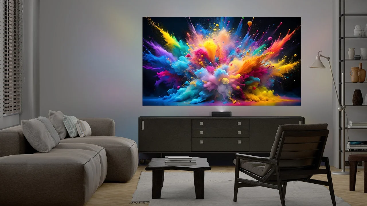 カラフルな映像が投影されたリビングルーム