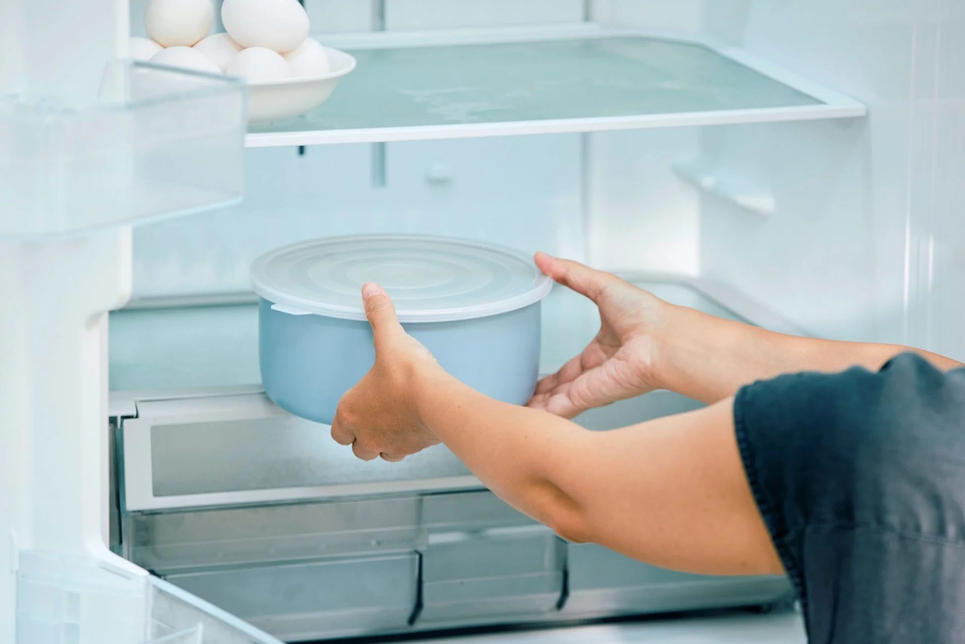 冷蔵庫に保存容器を入れる様子