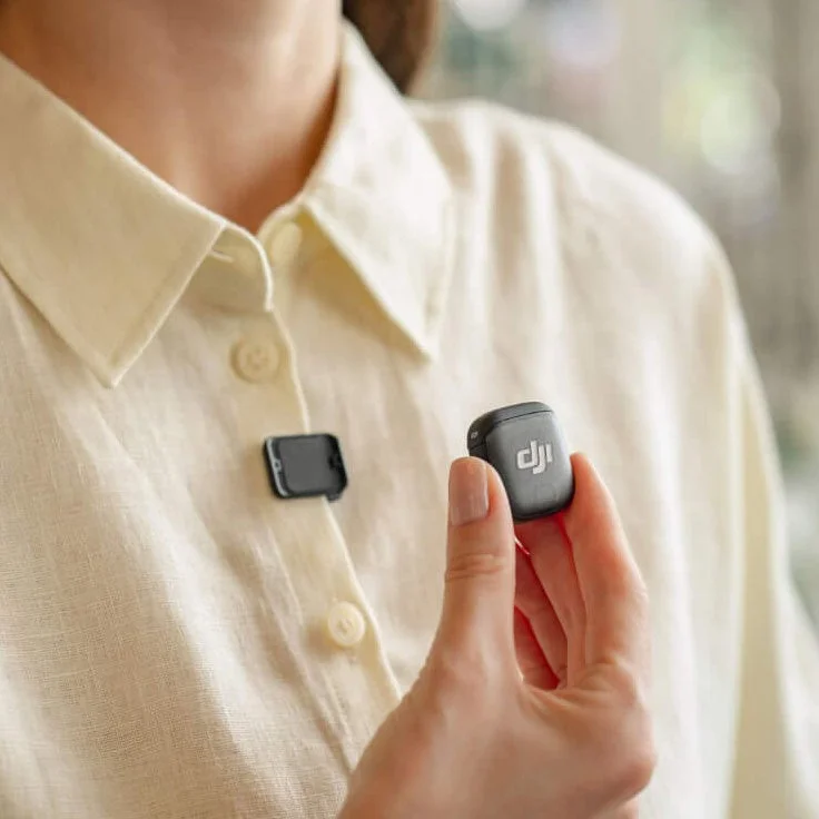 シャツにDJIワイヤレスマイクを装着する様子