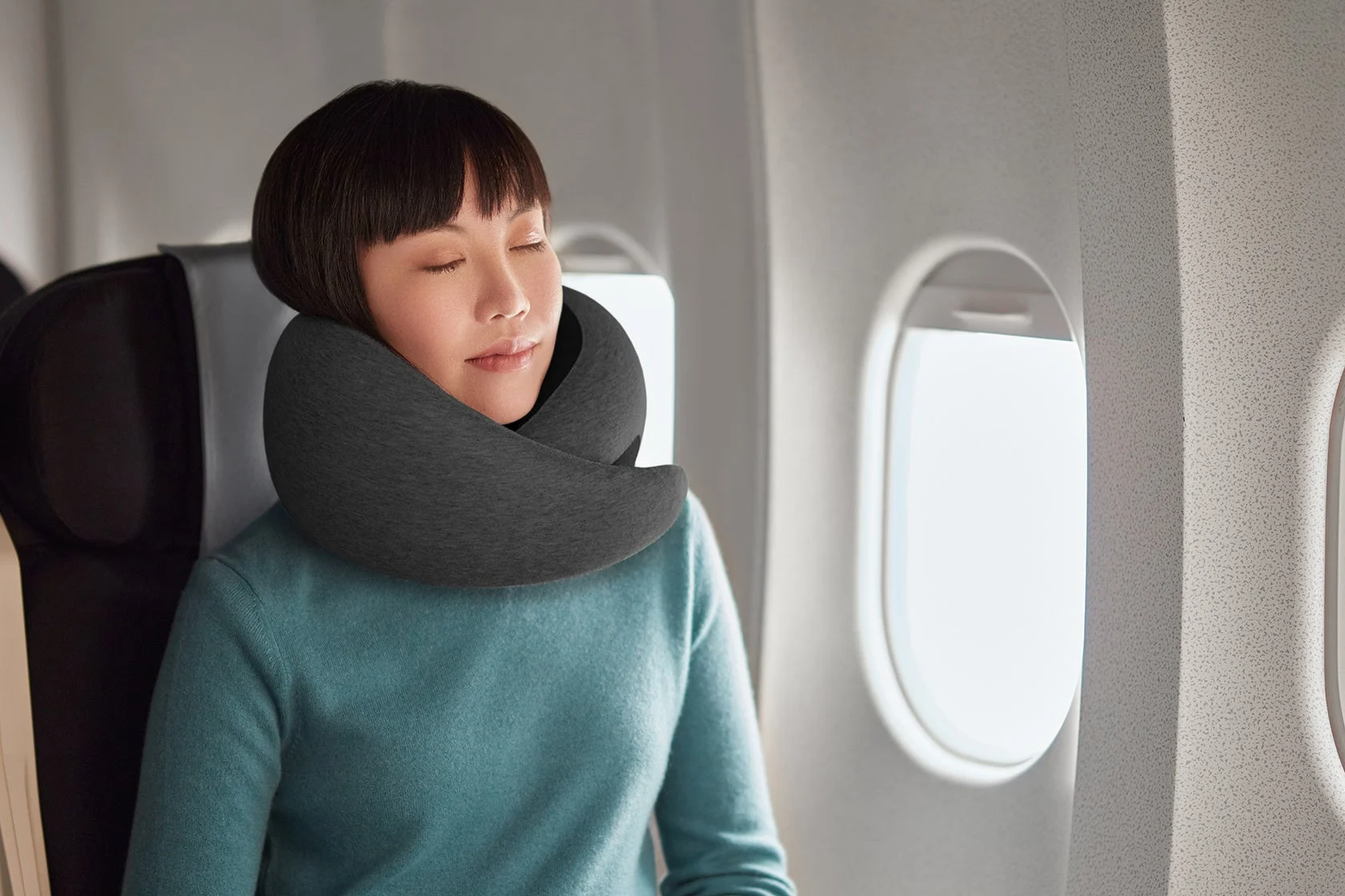 Go Neck Pillowを使用している女性