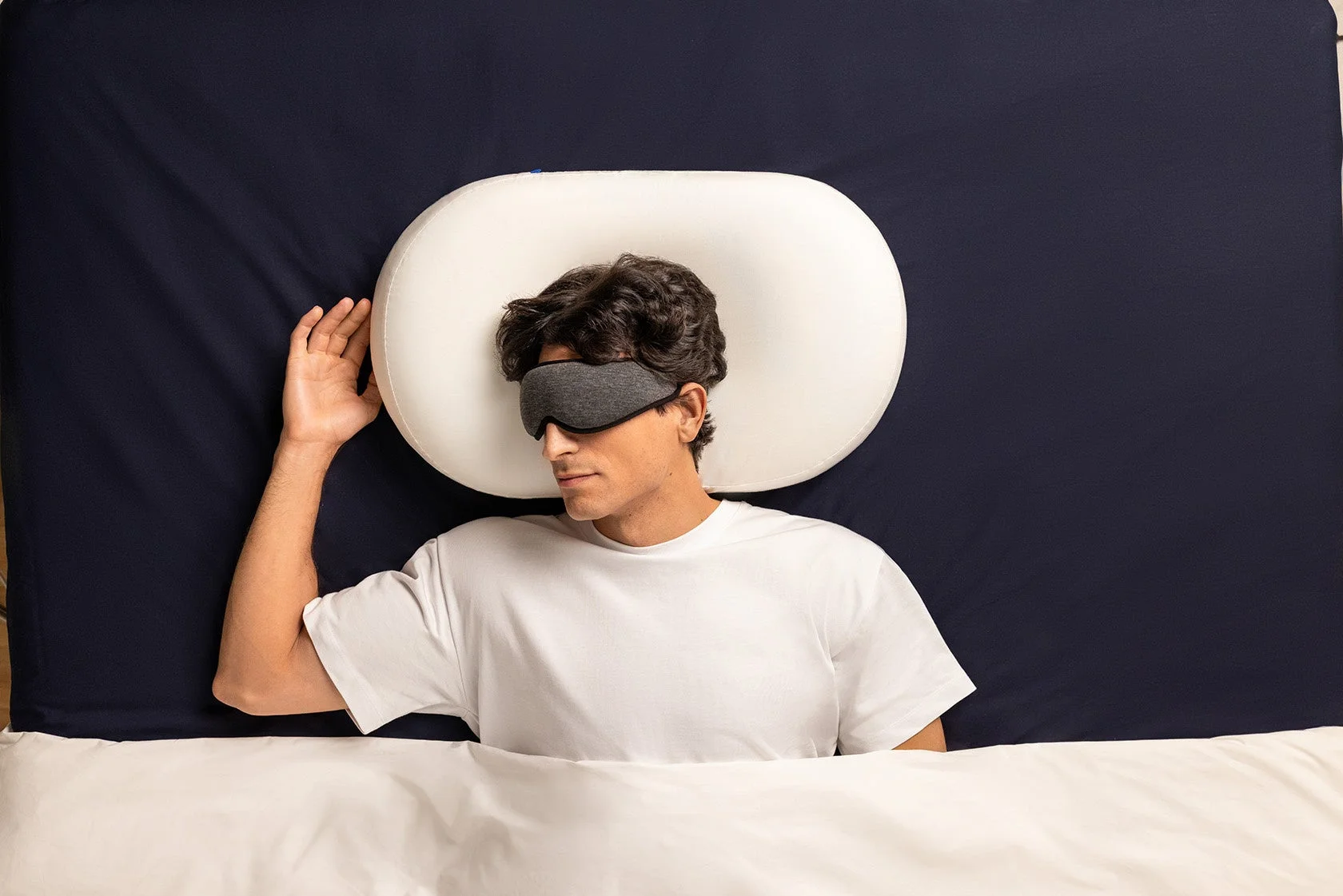 Memory Foam Bed Pillowで眠る男性