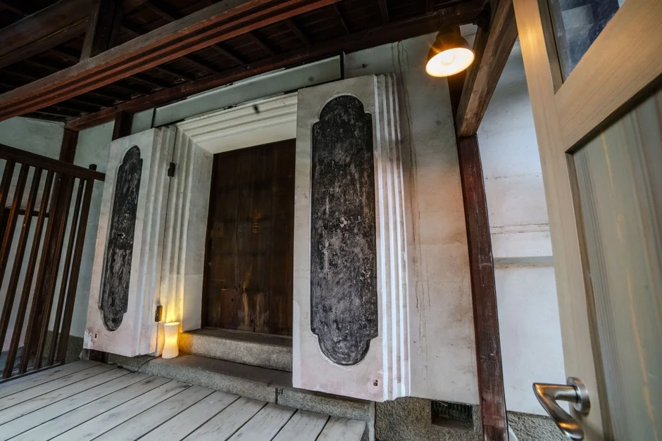 古い日本の家屋の内部を捉えた写真