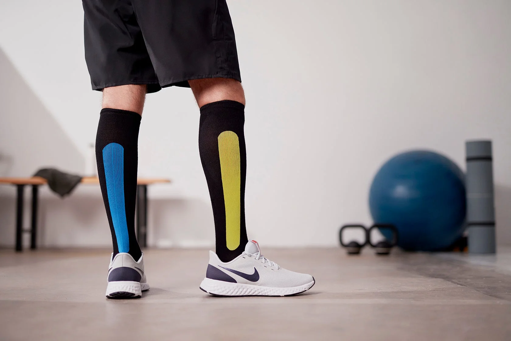Bamboo Compression Socksを着用している足元