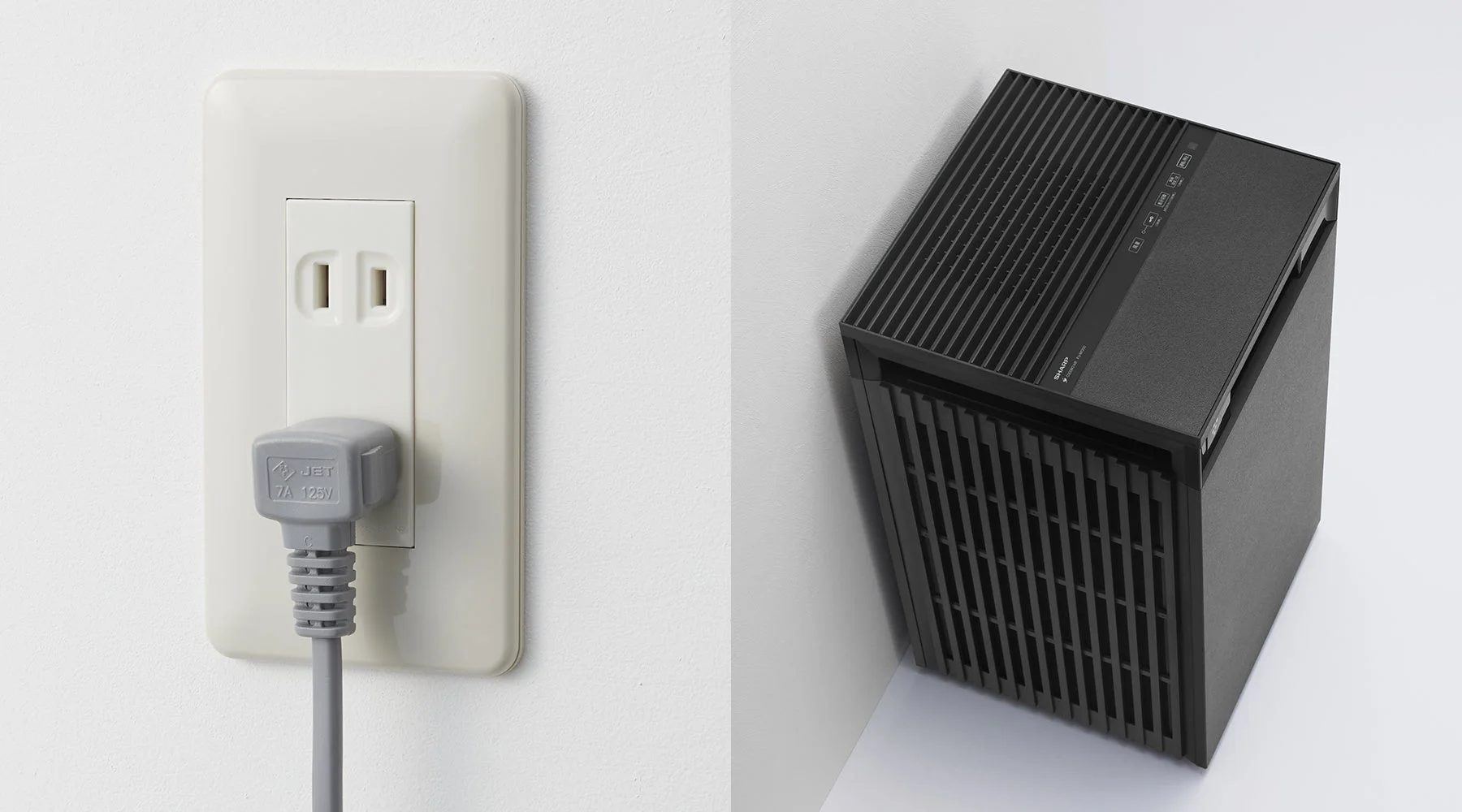 白い壁の電源コンセントに差し込まれた電源プラグと空気清浄機